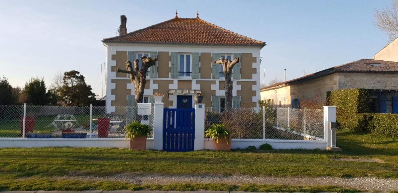 Grande maison charentaise avec vue sur le chenal superbes couchés de soleil sur l estuaire de la gironde! Mortagne-sur-Gironde Exterior foto